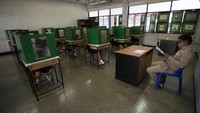 Sekolah juga memasang pembatas pada setiap meja siswa untuk tetap menjaga jarak. AP Photo/Sakchai Lalit  