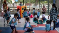 Untuk prasekolah yang telah dibuka, para wali murid harus lebih ketat menjaga para siswanya dari penyebaran virus Corona. AP Photo/ Gemunu Amarasinghe  