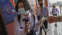 Sekolah yang telah dibuka harus melakukan protokol kesehatan yang ketat. AP Photo/Sakchai Lalit  