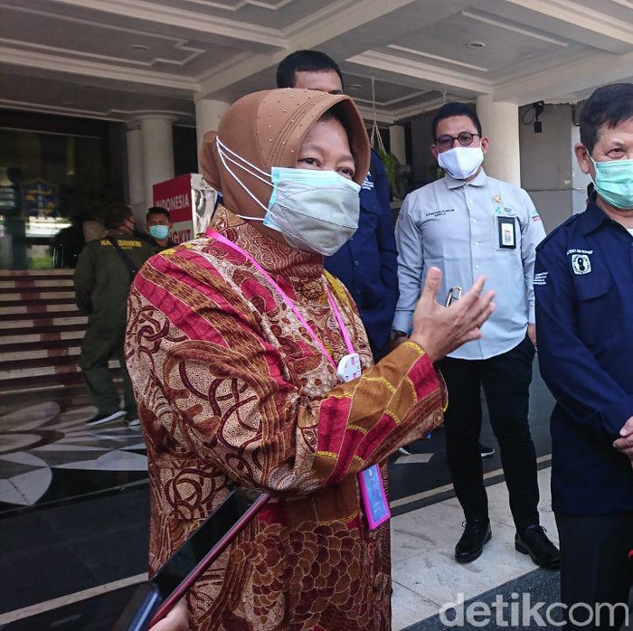 Penyebaran COVID-19 di perkampungan Surabaya dikabarkan mulai landai. Namun penyebaran di perumahan mewah malah meningkat.