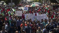 Sejumlah warga Palestina menggelar aksi unjuk rasa di Kota Gaza, Rabu (1/7/2020). AP Photo/Khalil Hamra.
