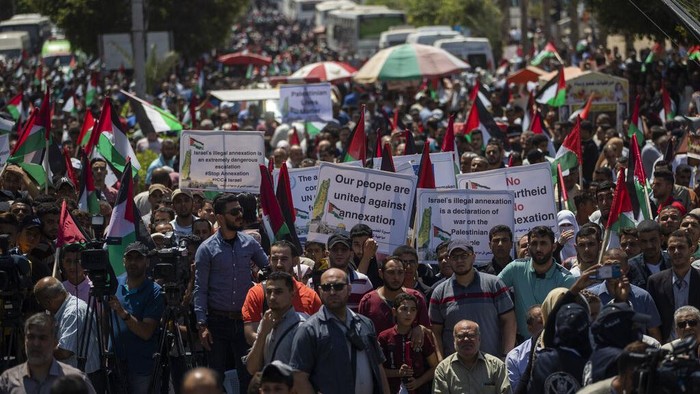 Warga Palestina Demo Tolak Rencana Israel Caplok Tepi Barat Sejumlah warga Palestina turun ke jalan untuk tolak rencana aneksasi Israel di Tepi Barat. Dalam aksi itu demonstran membawa poster hingga bendera Palestina.
