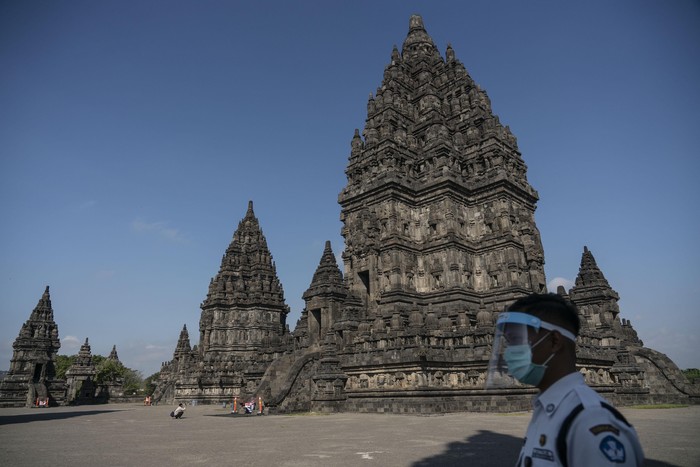 Wisatawan mengunjungi kompleks Taman Wisata Candi (TWC) Prambanan di Sleman, DI Yogyakarta, Rabu (1/7/2020). PT. Taman Wisata Candi Borobudur, Prambanan dan Ratu Boko membuka kembali kunjungan wisata Candi Prambanan pada Rabu (1/7/2020) dengan menerapkan protokol kesehatan ketat serta pembatasan jumlah pengunjung setelah tutup selama tiga bulan akibat pandemi COVID-19. ANTARA FOTO/Hendra Nurdiyansyah/aww.