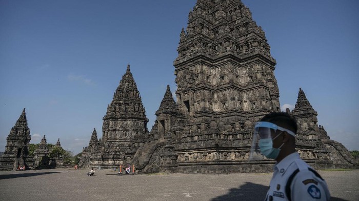 Wisatawan mengunjungi kompleks Taman Wisata Candi (TWC) Prambanan di Sleman, DI Yogyakarta, Rabu (1/7/2020). PT. Taman Wisata Candi Borobudur, Prambanan dan Ratu Boko membuka kembali kunjungan wisata Candi Prambanan pada Rabu (1/7/2020) dengan menerapkan protokol kesehatan ketat serta pembatasan jumlah pengunjung setelah tutup selama tiga bulan akibat pandemi COVID-19. ANTARA FOTO/Hendra Nurdiyansyah/aww.