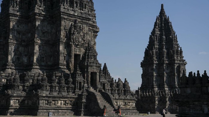 Wisatawan mengunjungi kompleks Taman Wisata Candi (TWC) Prambanan di Sleman, DI Yogyakarta, Rabu (1/7/2020). PT. Taman Wisata Candi Borobudur, Prambanan dan Ratu Boko membuka kembali kunjungan wisata Candi Prambanan pada Rabu (1/7/2020) dengan menerapkan protokol kesehatan ketat serta pembatasan jumlah pengunjung setelah tutup selama tiga bulan akibat pandemi COVID-19. ANTARA FOTO/Hendra Nurdiyansyah/aww.