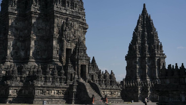 WISATA CANDI PRAMBANAN DIBUKA KEMBALI Wisatawan mengunjungi kompleks Taman Wisata Candi (TWC) Prambanan di Sleman, DI Yogyakarta, Rabu (1/7/2020). PT. Taman Wisata Candi Borobudur, Prambanan dan Ratu Boko membuka kembali kunjungan wisata Candi Prambanan pada Rabu (1/7/2020) dengan menerapkan protokol kesehatan ketat serta pembatasan jumlah pengunjung setelah tutup selama tiga bulan akibat pandemi COVID-19. ANTARA FOTO/Hendra Nurdiyansyah/aww.