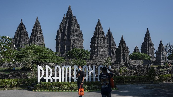 Wisatawan mengunjungi kompleks Taman Wisata Candi (TWC) Prambanan di Sleman, DI Yogyakarta, Rabu (1/7/2020). PT. Taman Wisata Candi Borobudur, Prambanan dan Ratu Boko membuka kembali kunjungan wisata Candi Prambanan pada Rabu (1/7/2020) dengan menerapkan protokol kesehatan ketat serta pembatasan jumlah pengunjung setelah tutup selama tiga bulan akibat pandemi COVID-19. ANTARA FOTO/Hendra Nurdiyansyah/aww.