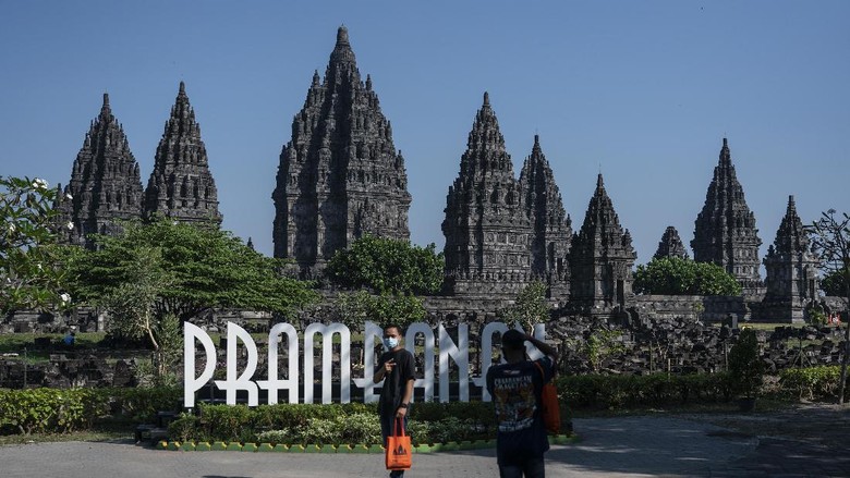 WISATA CANDI PRAMBANAN DIBUKA KEMBALI Wisatawan mengunjungi kompleks Taman Wisata Candi (TWC) Prambanan di Sleman, DI Yogyakarta, Rabu (1/7/2020). PT. Taman Wisata Candi Borobudur, Prambanan dan Ratu Boko membuka kembali kunjungan wisata Candi Prambanan pada Rabu (1/7/2020) dengan menerapkan protokol kesehatan ketat serta pembatasan jumlah pengunjung setelah tutup selama tiga bulan akibat pandemi COVID-19. ANTARA FOTO/Hendra Nurdiyansyah/aww.