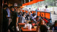 Warung PKL ini pun kerap dikunjungi warga di saat makan siang.