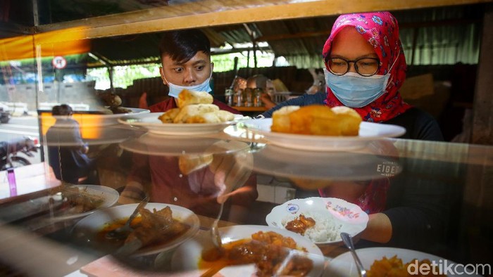 Yuuk! Makan Siang di Warung Tenda BNI Setelah beberapa bulan tutup akibat wabah Corona kini PKL di Taman Tenda BNI 46 kembali membuka lapaknya, Jakarta, Rabu (1/7/2020).