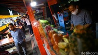 Para pedagang mengaku kini omset mereka turun dratis akibat wabah COVID-19 mereka berharap kondisi ini bisa segera normal kembali.