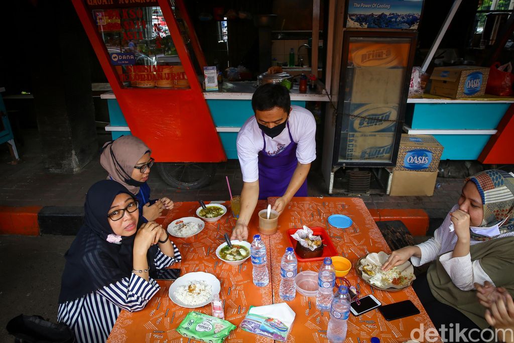 Setelah beberapa bulan tutup akibat wabah Corona kini  PKL  di Taman Tenda BNI 46 kembali membuka lapaknya, Jakarta, Rabu (1/7/2020).