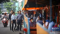 Lokasi warung PKL ini yang terletak tepat di belakang Gedung Wisma BNI 46 tampak deretan warung-warung yang tertata rapi banyak pkerja kantor disekitar Jln. Sudrman makan siang di tempat ini.