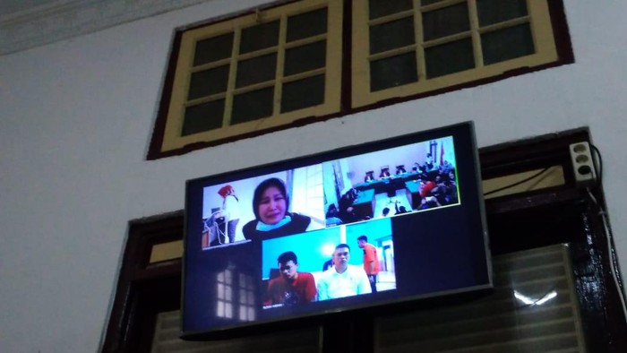 Zuraida Hanum menangis di sidang vonis (Datuk Haris Molana-detikcom)