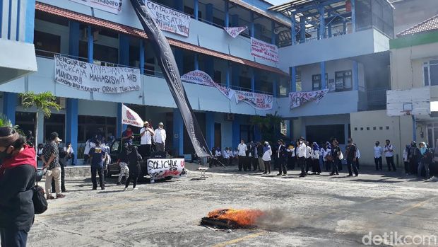 Aksi demo di Uniba Solo, Kamis (2/7/2020)