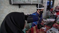 Para petugas dan peserta wajib mengenakan masker.