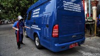 Petugas Dinas Kependudukan Dan Pencatatan Sipil dari Keluarahan Lagoa melakukan penuntasan dan perekaman E-KTP di Lagoa, Jakarta Utara.