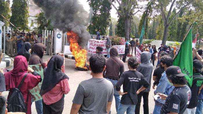 Aksi mahasiswa di Polman.