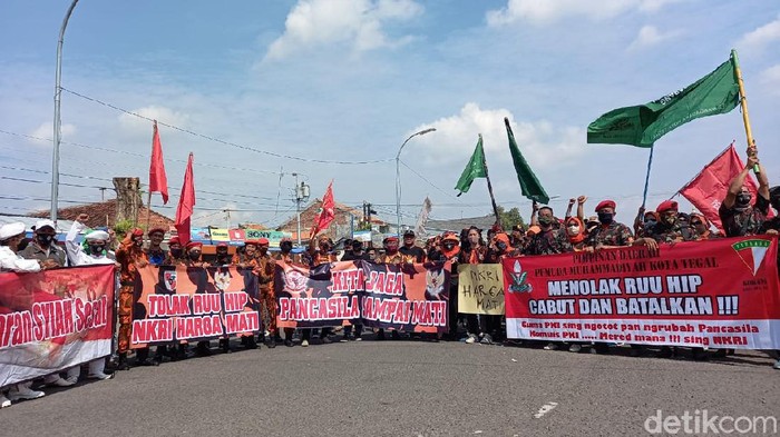 Aksi tolak RUU HIP di Kantor DPRD Kota Tegal