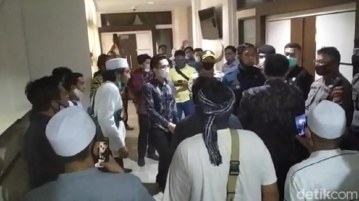 Anggota DPRD Poso mengamuk saat tertahan untuk ikut RDP dengan Kapolda di DPRD Sulteng (M Qadri/detikcom)