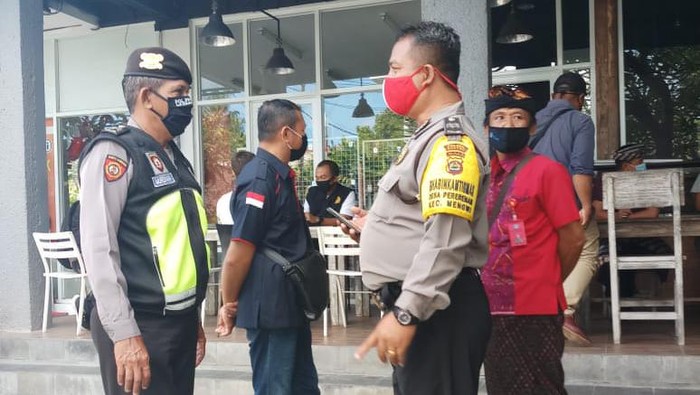 Aparat saat mengamankan bule di Badung, Bali, yang diduga depresi (Dok. Istimewa)