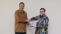 Direktur Utama Garuda Indonesia Irfan Setiaputra (kiri) bertukar cinderamata dengan Duta Besar Kolombia Untuk Indonesia Juan Camilo Valencia Gonzalez, usai penyerahan letter of appreciation dari pemerintah Kolombia untuk maskapai penerbangan nasional Garuda Indonesia.