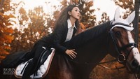Aksi Sarwendah di atas kuda. Foto: Instagram