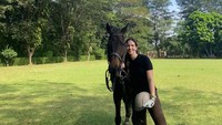 Nia Ramadhani adalah salah satu artis yang hobi berkuda. Foto: Instagram