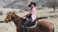 Ternyata Cathy Sharon juga punya hobi berkuda. Foto: Instagram
