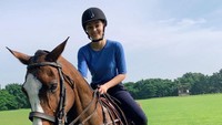 Jolene Marie, Puteri Indonesia Lingkungan 2019, juga hobi berkuda. Foto: Instagram