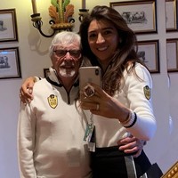 Pria yang dikenal dengan rambut putihnya itu dulunya memulai karier dengan menjual mobil dan motor di Inggris.  Foto: Instagram