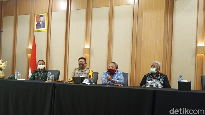 Bupati Mimika Eltinus Omaleng bersama unsur Forkopimda.