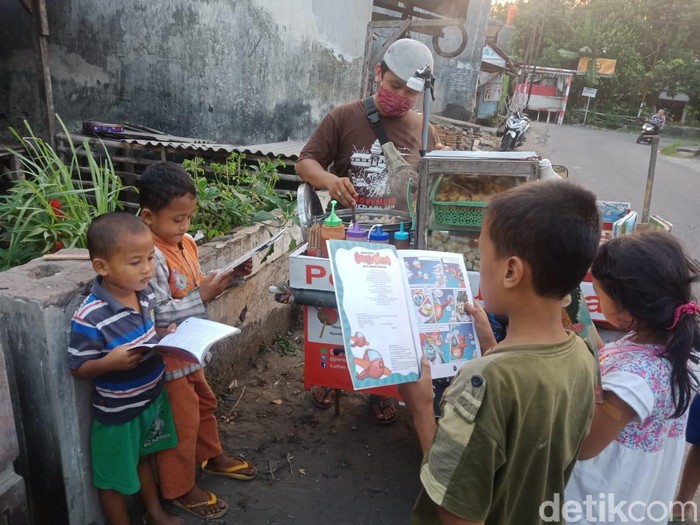 Cegah Anak Kecanduan Gawai, Pedagang Pentol Ini Jualan Sambil Bawa Buku