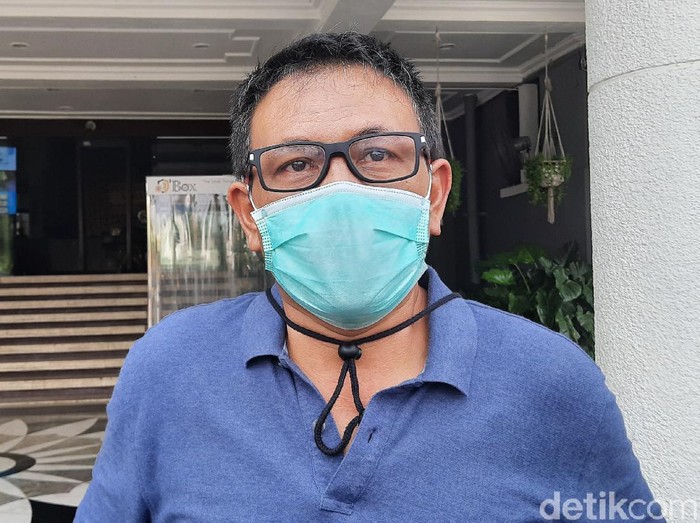 Saat Ujian Tulis Berbasis Komputer (UTBK) di 4 PTN Surabaya, peserta harus membawa surat keterangan negatif COVID-19. Untuk peserta UTBK bidikmisi asal Surabaya akan dapat rapid test gratis.
