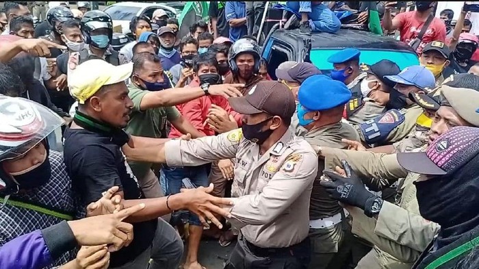 Demo soal PSBB di Balai Kota Ambon ricuh.
