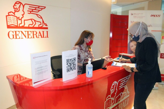 Di Tengah Pandemi, Generali Tetap Cetak Laba Chief Executive Officer PT Asuransi Jiwa Generali Indonesia Edy Tuhirman (kedua kiri), berbincang dengan Director, Chief Legal&Compliance Officer R. Arry Bagoes Wibowo (dari kiri), Director, Chief Operating Officer Jutany Japit dan Director, Chief Finance Officer Edy Purwanto sebelum memberikan penjelasan mengenai kinerja perusahaan secara virtual di Jakarta, Jumat (2/7). Sepanjang tahun 2019 Generali Indonesia mencatat laba sebelum pajak sebesar Rp182 miliar atau tumbuh 25% (yoy) dari tahun sebelumnnya. Selain itu, kesehatan finansial Generali dalam kondisi prima dengan rasio solvabilitas (RBC) mencapai 423% atau 3,5 kali lipat diatas ketentuan minimum dari pemerintah yakni 120%.