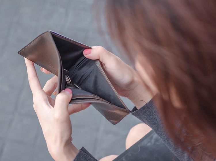 8 Status Horror saat Dompet Kosong Ini Nyeleneh Abis, Bikin Senyum Prihatin