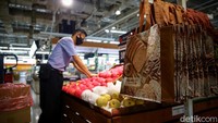 Diterapkannya Pergub tersebut juga membuat masyarakat mulai beralih menggunakan kantong belanja yang lebih ramah lingkungan.