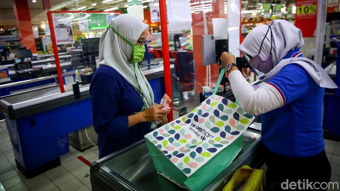 Dukung Larangan Kantong Plastik, Transmart Sediakan Tas Ramah Lingkungan Pemprov DKI Jakarta larang penggunaan kantong plastik sejak 1 Juli. Sebagai wujud dukungan, Transmart sediakan kantong ramah lingkungan untuk pelanggan.