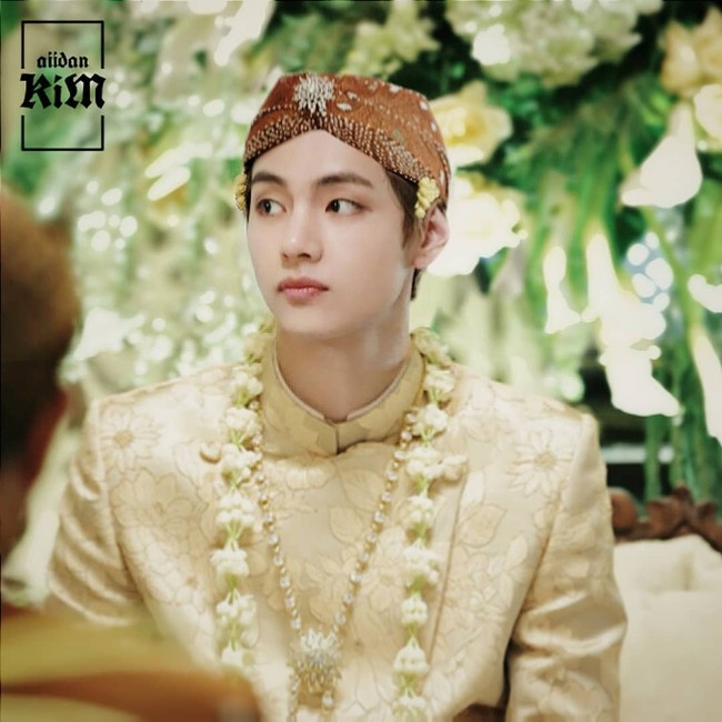 Di internet, bertebaran editan-editan para member BTS pakai baju tradisional Indonesia. Banyak di antaranya yang dibuat dengan setting pernikahan Jawa. Melihat gantengnya Jin hingga V BTS jadi pengantin, fans merasa ingin mendampingi. Foto: Instagram @aiidankim