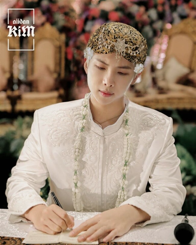 Orang yang tidak mengenal RM pun mungkin akan mengira jika rapper dan leader BTS ini benar-benar sudah punya buku nikah. Foto: Instagram @aiidankim
