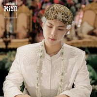 Orang yang tidak mengenal RM pun mungkin akan mengira jika rapper dan leader BTS ini benar-benar sudah punya buku nikah. Foto: Instagram @aiidankim