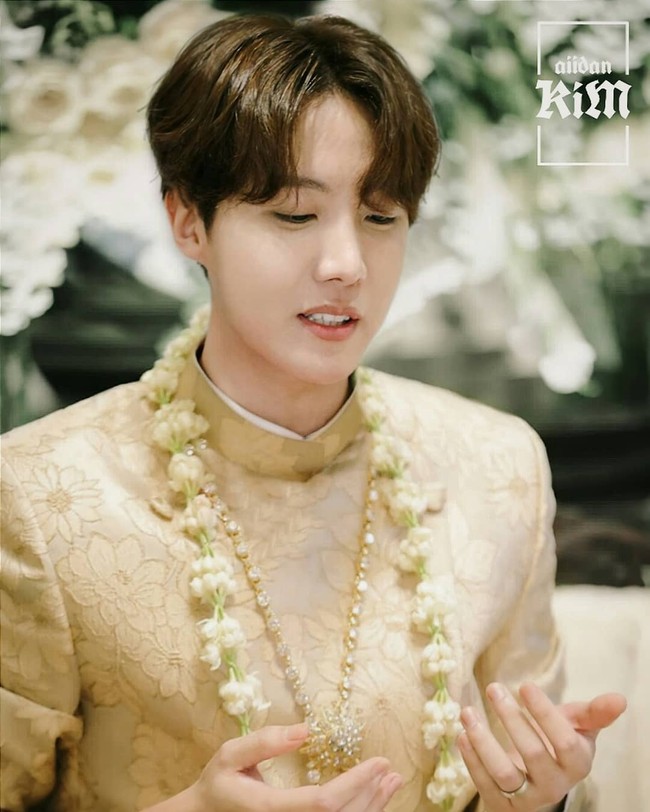 Tak disangka jika J-Hope ternyata pantas pakai baju pengantin khas Indonesia. Foto: Instagram @aiidankim