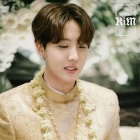 Tak disangka jika J-Hope ternyata pantas pakai baju pengantin khas Indonesia. Foto: Instagram @aiidankim