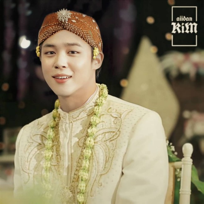 Dalam foto ini, Jimin BTS terlihat seperti pengantin muda yang benar-benar akan menikah dengan adat Sunda. Bayangkan jika Jimin menatap kamu seperti ini selesai prosesi akad. Foto: Instagram @aiidankim