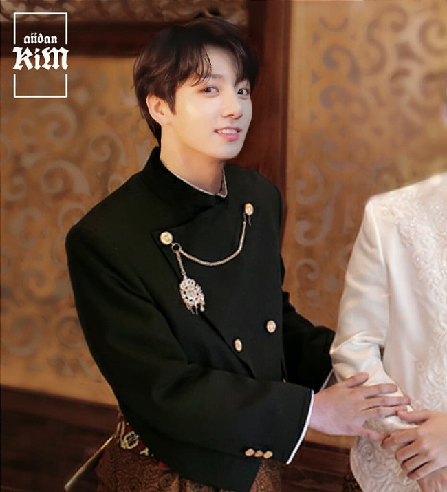 Banyak fans menganggap Jungkook terlalu muda untuk menjadi pengantin. Mungkin begini penampilannya jika ia jadi salah satu sahabat atau keluarga member BTS yang menikah dengan adat Jawa. Foto: Instagram @aiidankim