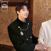Banyak fans menganggap Jungkook terlalu muda untuk menjadi pengantin. Mungkin begini penampilannya jika ia jadi salah satu sahabat atau keluarga member BTS yang menikah dengan adat Jawa. Foto: Instagram @aiidankim
