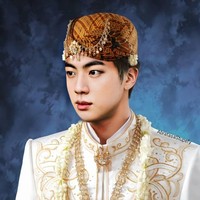 Di atas panggung, Jin sering memakai kostum-kostum keren dan baju-baju branded. Begini penampilannya saat jadi pengantin Jawa. Foto: Instagram @abratasas_stupefy