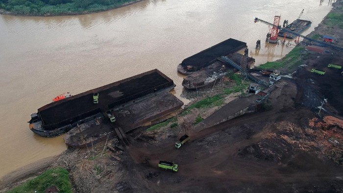 Suasana saat pekerja beraktivitas di tempat penumpukan sementara batu bara, Muarojambi, Jambi, Rabu (1/7/2020). Kementerian Energi dan Sumber Daya Mineral (ESDM) mencatat volume ekspor batu bara Indonesia periode Januari - Mei 2020 turun 10 persen dibandingkan periode yang sama tahun sebelumnya, yakni dari 193,82 juta ton pada 2019 menjadi 175,15 juta ton pada tahun ini. ANTARA FOTO/Wahdi Septiawan/foc.