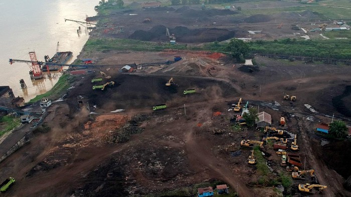 Suasana saat pekerja beraktivitas di tempat penumpukan sementara batu bara, Muarojambi, Jambi, Rabu (1/7/2020). Kementerian Energi dan Sumber Daya Mineral (ESDM) mencatat volume ekspor batu bara Indonesia periode Januari - Mei 2020 turun 10 persen dibandingkan periode yang sama tahun sebelumnya, yakni dari 193,82 juta ton pada 2019 menjadi 175,15 juta ton pada tahun ini. ANTARA FOTO/Wahdi Septiawan/foc.